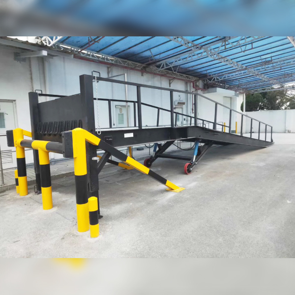 南通物流園移動(dòng)式登車(chē)橋